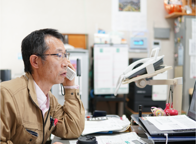 電話で応対するスタッフの様子